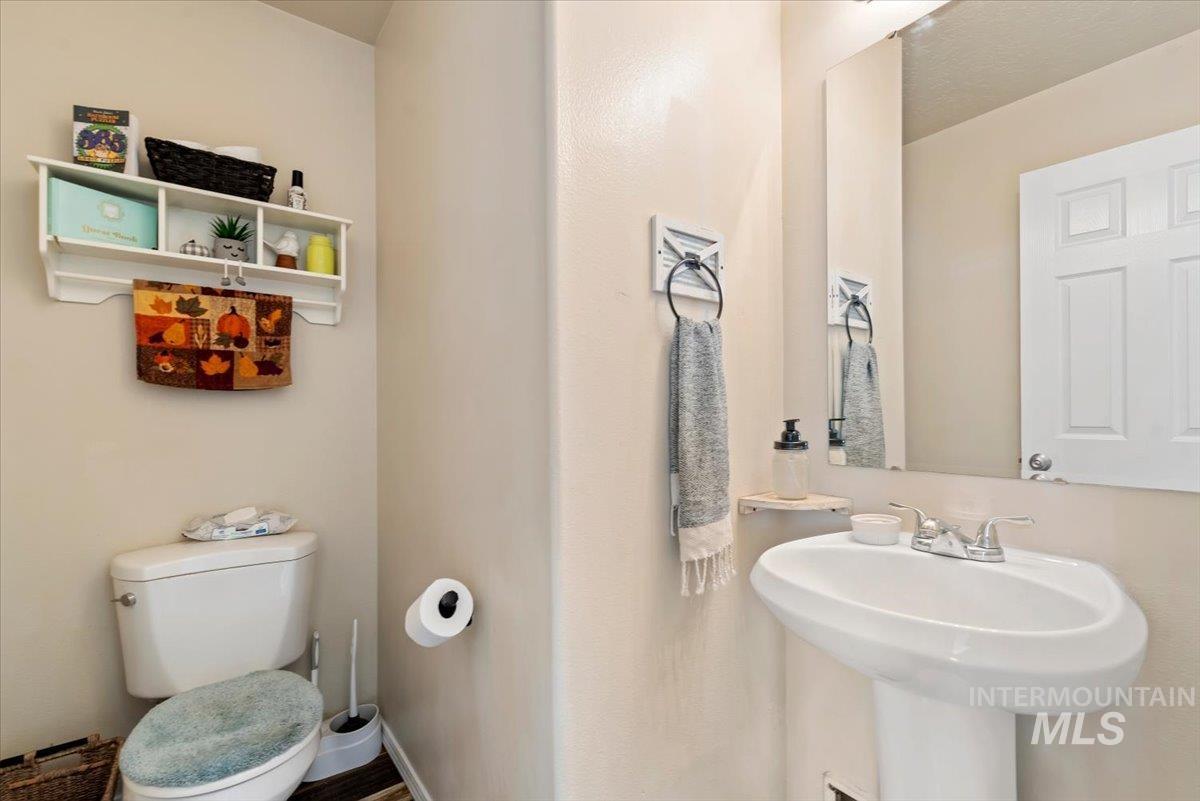 2319 W Lake Pointe Ct, Nampa, Idaho 83651, 4 Bedrooms, 2.5 Bathrooms, Residential For Sale, Price $440,000,MLS 99004193