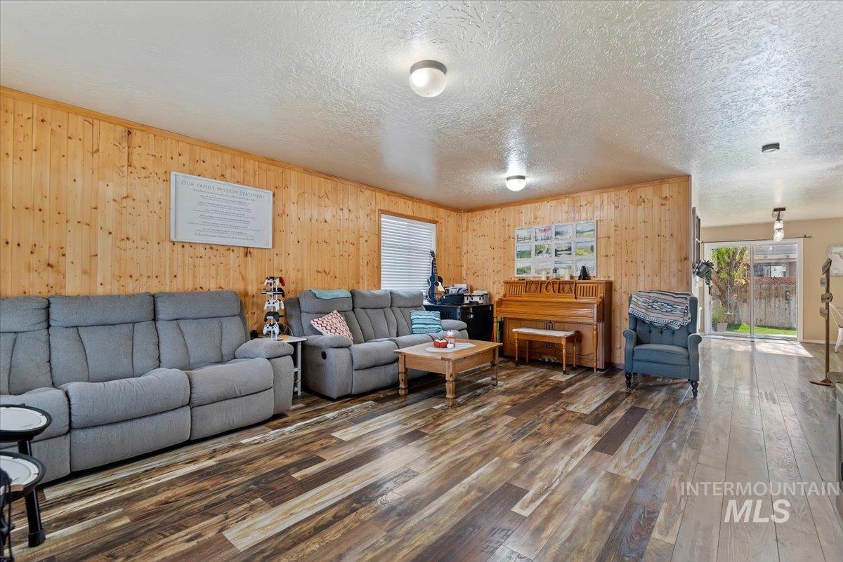 2319 W Lake Pointe Ct, Nampa, Idaho 83651, 4 Bedrooms, 2.5 Bathrooms, Residential For Sale, Price $440,000,MLS 99004193