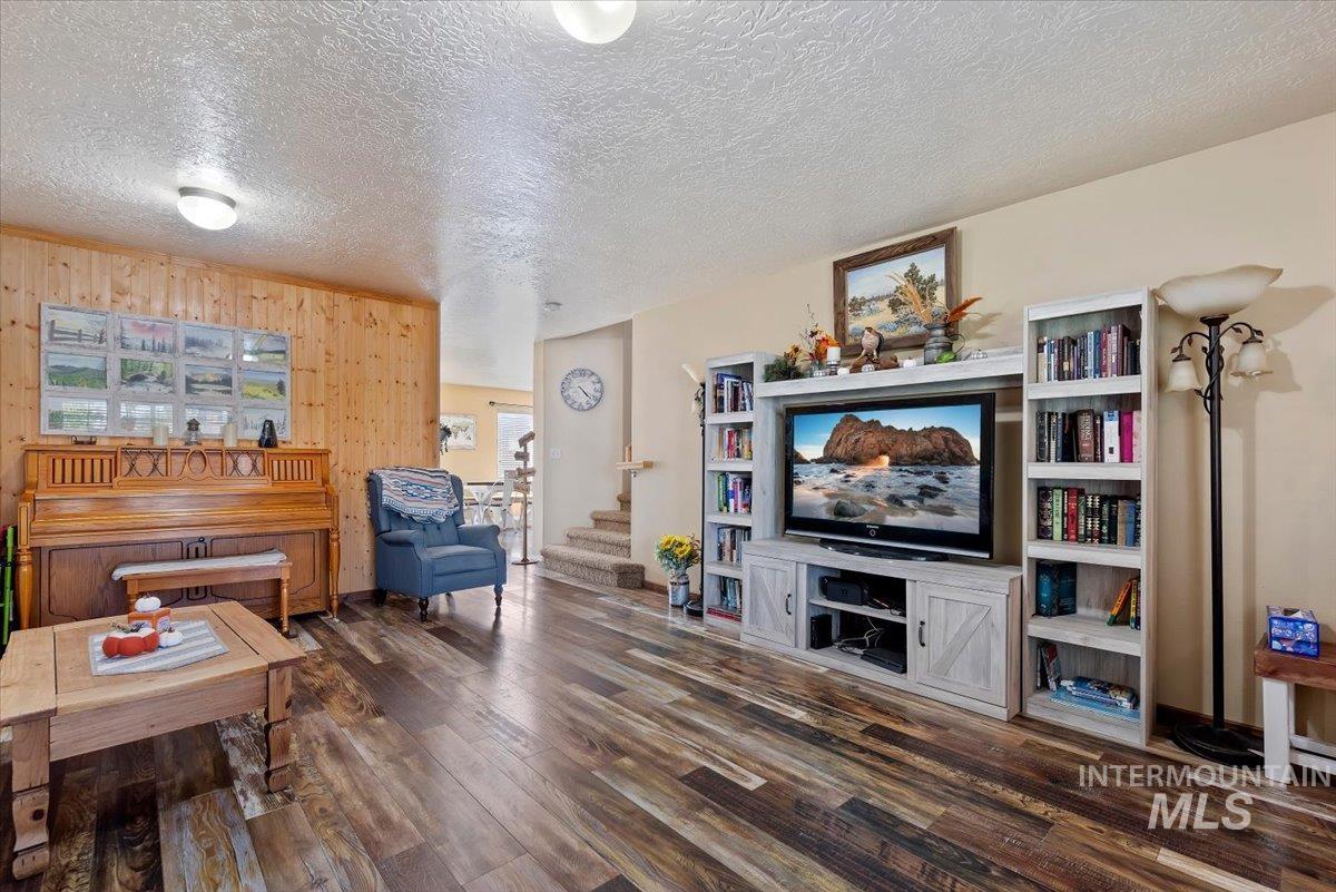 2319 W Lake Pointe Ct, Nampa, Idaho 83651, 4 Bedrooms, 2.5 Bathrooms, Residential For Sale, Price $440,000,MLS 99004193
