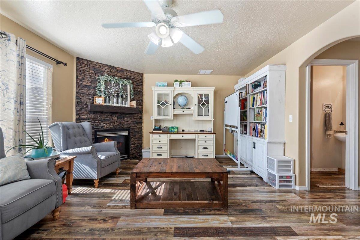 2319 W Lake Pointe Ct, Nampa, Idaho 83651, 4 Bedrooms, 2.5 Bathrooms, Residential For Sale, Price $440,000,MLS 99004193