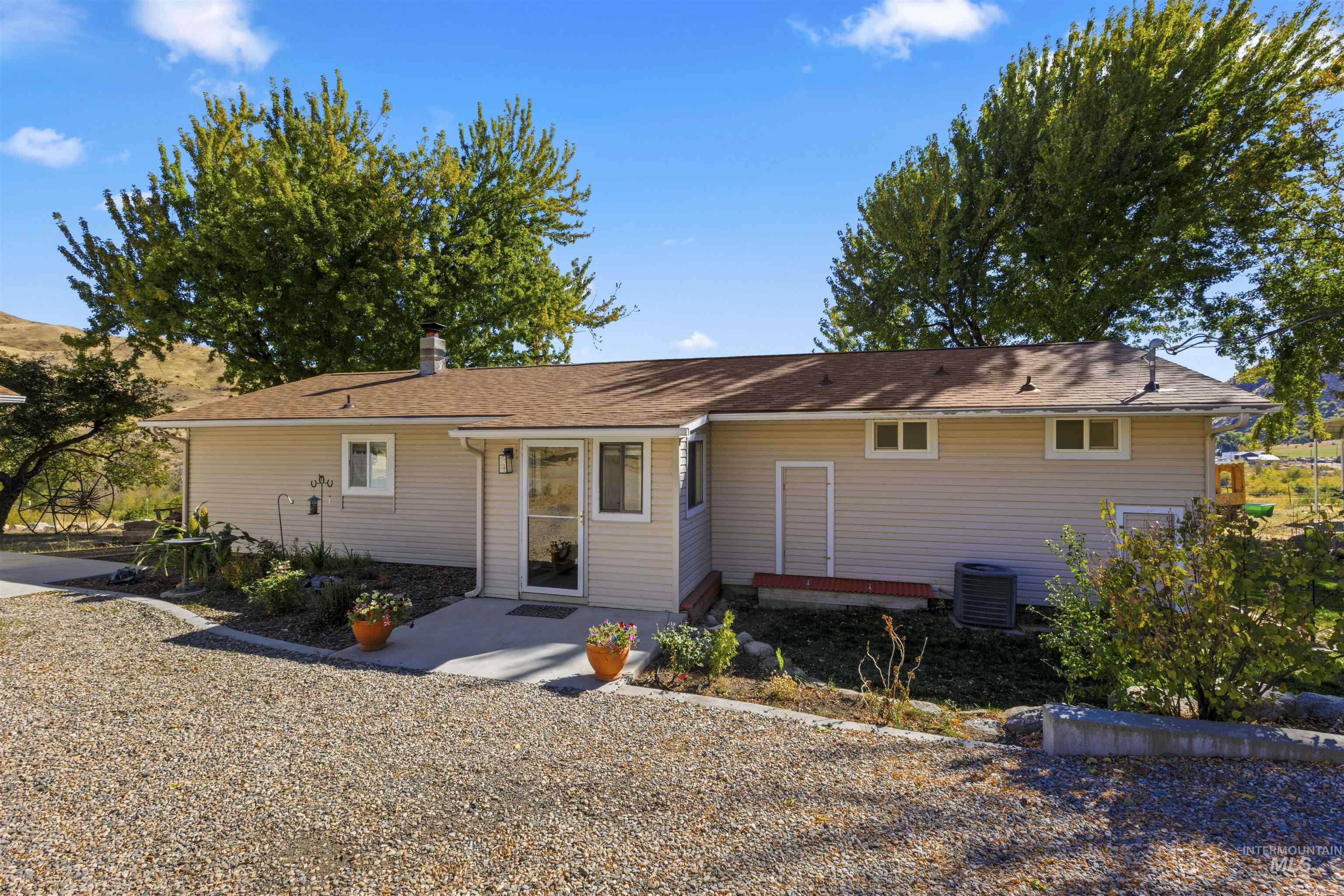26 Watson Lane, Horseshoe Bend, Idaho 83629, 2 Bedrooms, 2 Bathrooms, Residential For Sale, Price $675,000,MLS 99004202