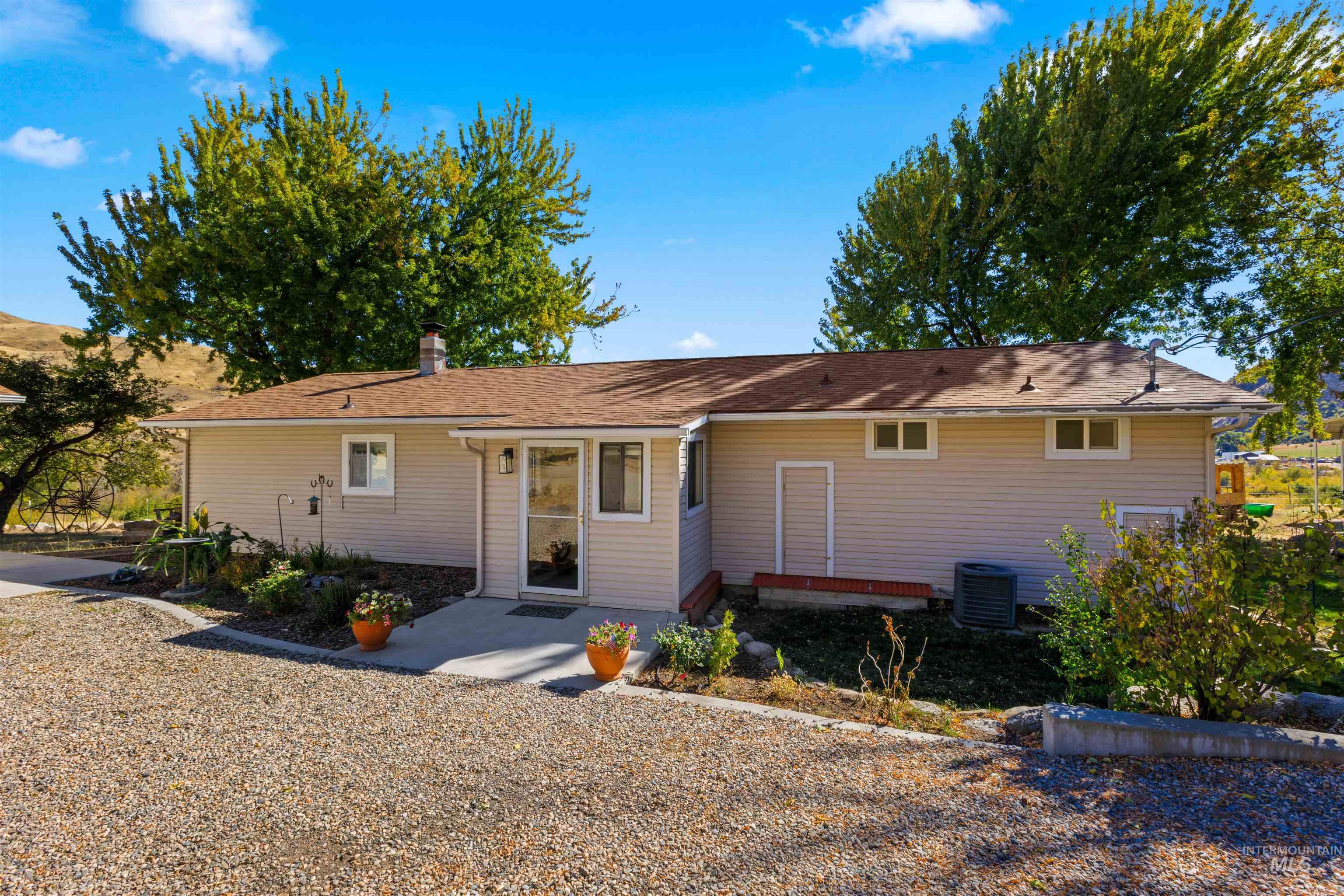 26 Watson Lane, Horseshoe Bend, Idaho 83629, 2 Bedrooms, 2 Bathrooms, Residential For Sale, Price $675,000,MLS 99004202