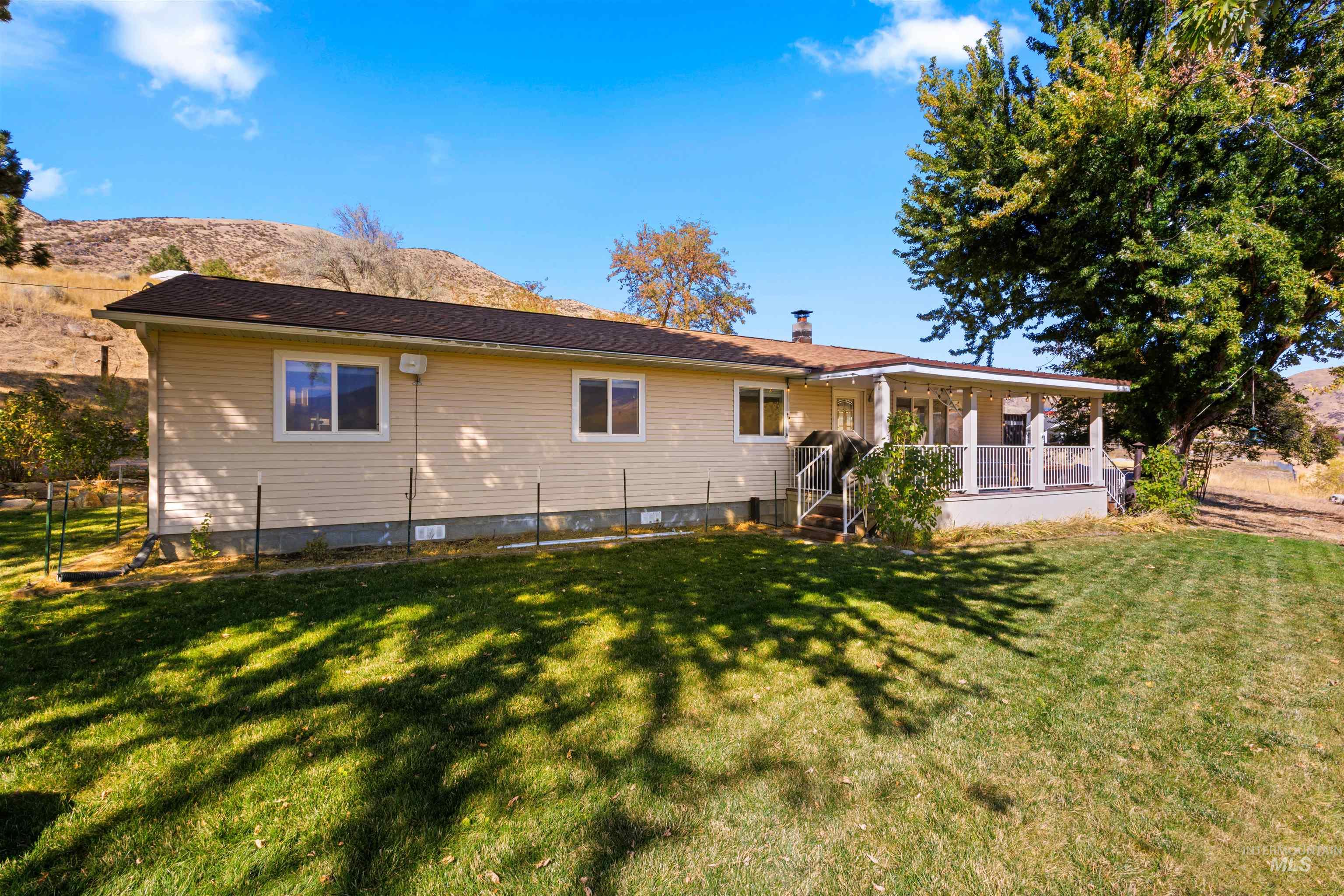 26 Watson Lane, Horseshoe Bend, Idaho 83629, 2 Bedrooms, 2 Bathrooms, Residential For Sale, Price $675,000,MLS 99004202
