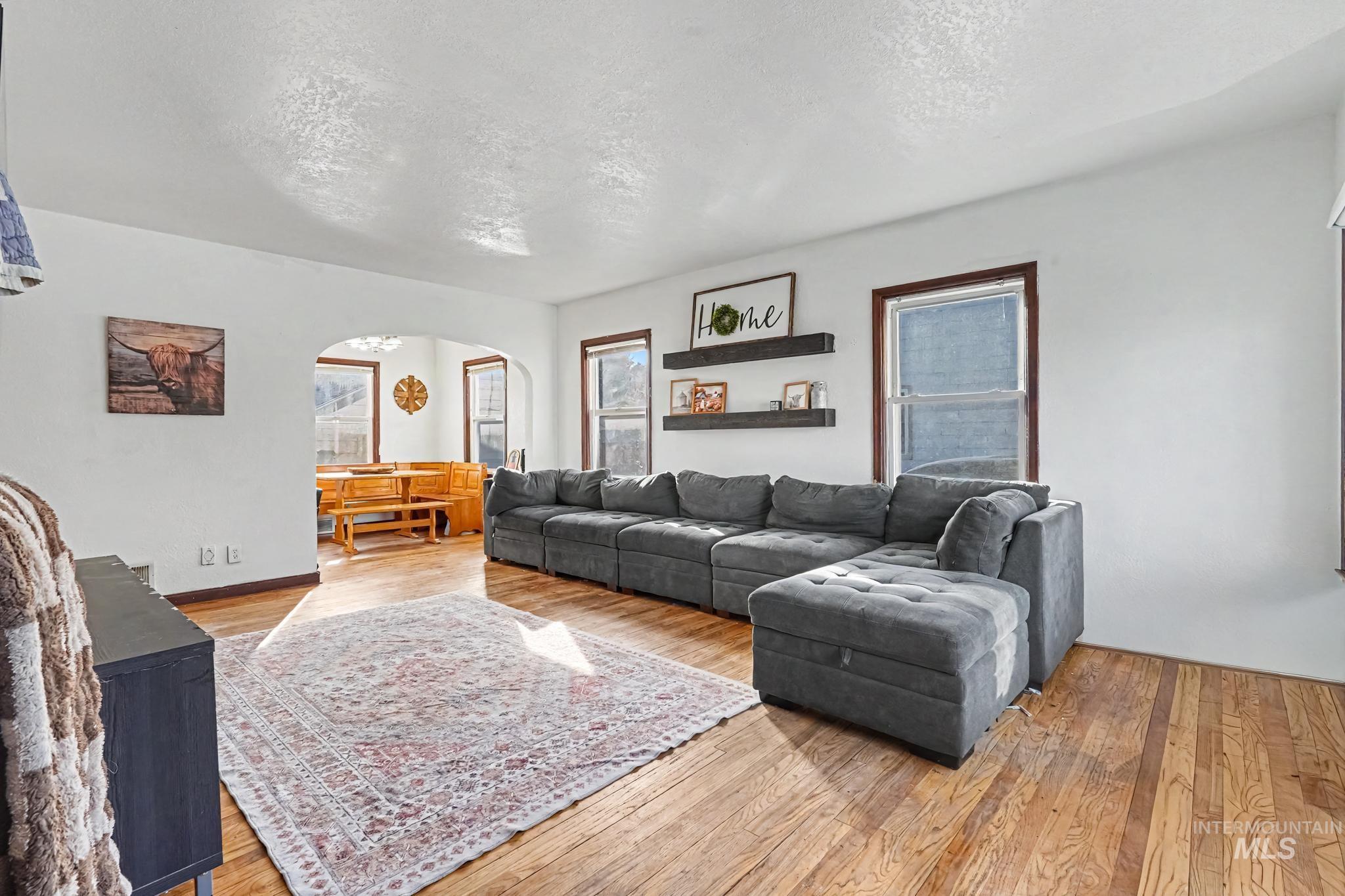 186 NW 4th Street, Ontario, Oregon 97914, 4 Bedrooms, 3.5 Bathrooms, Residential For Sale, Price $349,900, 99004219
