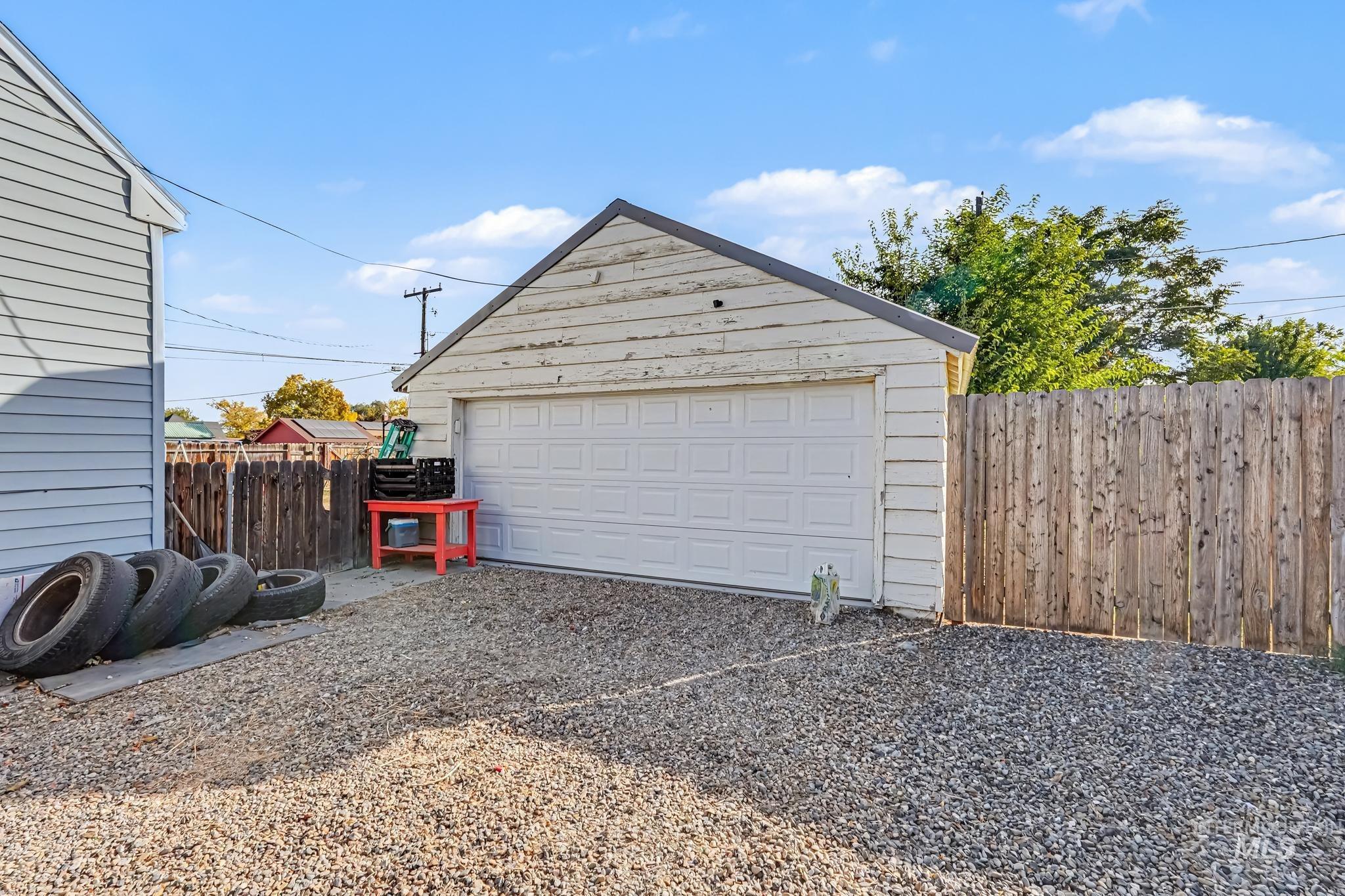 186 NW 4th Street, Ontario, Oregon 97914, 4 Bedrooms, 3.5 Bathrooms, Residential For Sale, Price $349,900, 99004219