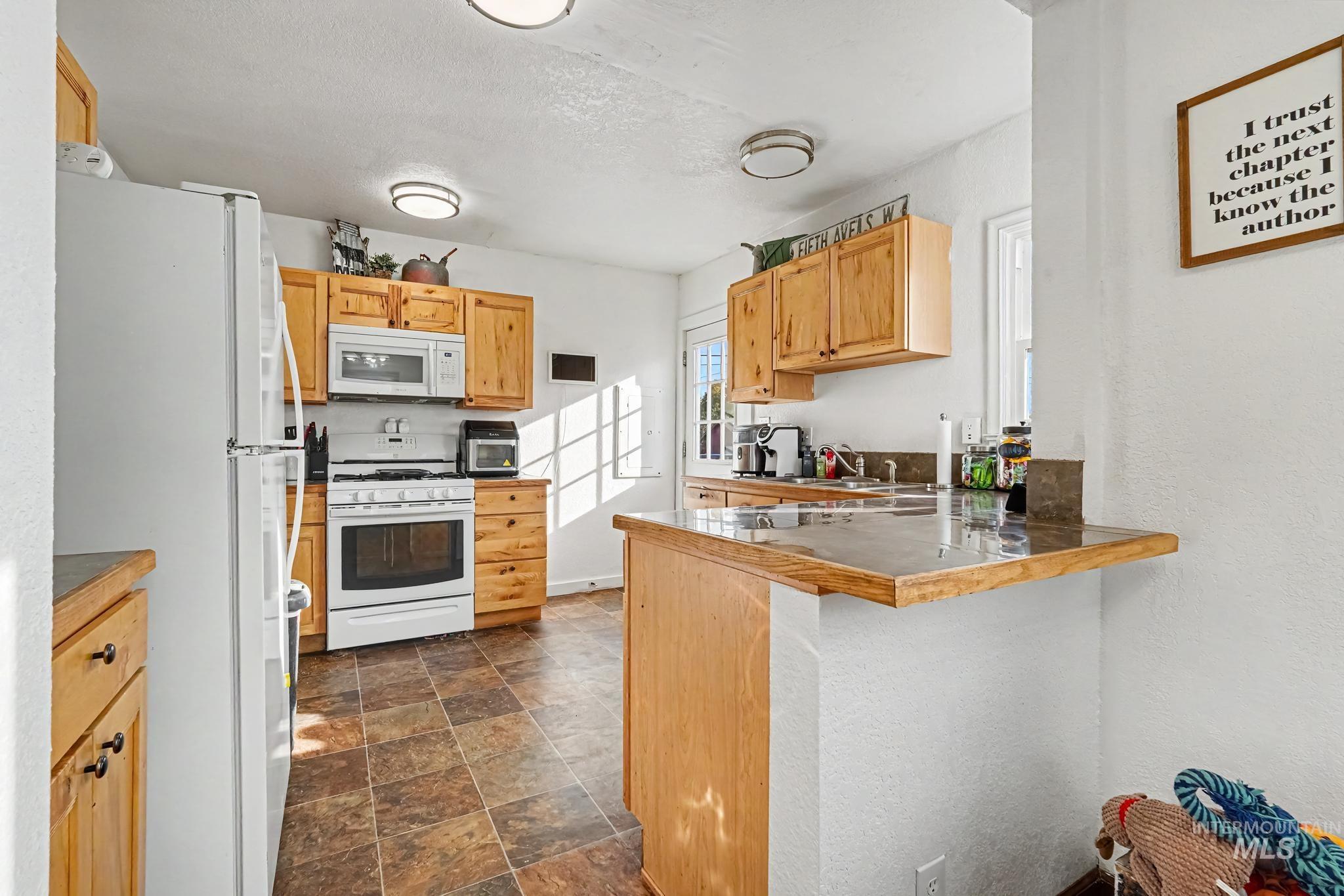 186 NW 4th Street, Ontario, Oregon 97914, 4 Bedrooms, 3.5 Bathrooms, Residential For Sale, Price $349,900, 99004219