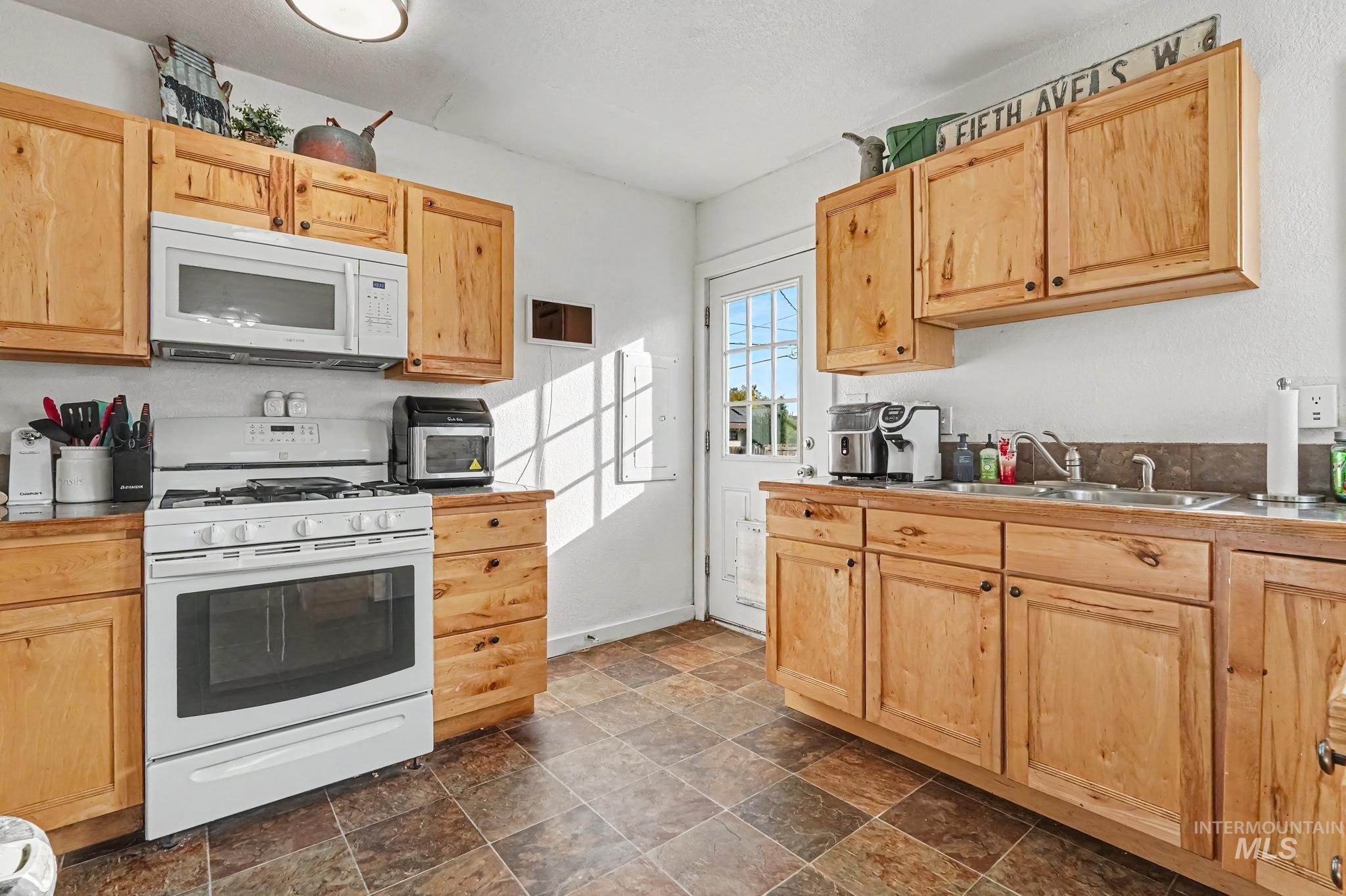 186 NW 4th Street, Ontario, Oregon 97914, 4 Bedrooms, 3.5 Bathrooms, Residential For Sale, Price $349,900, 99004219