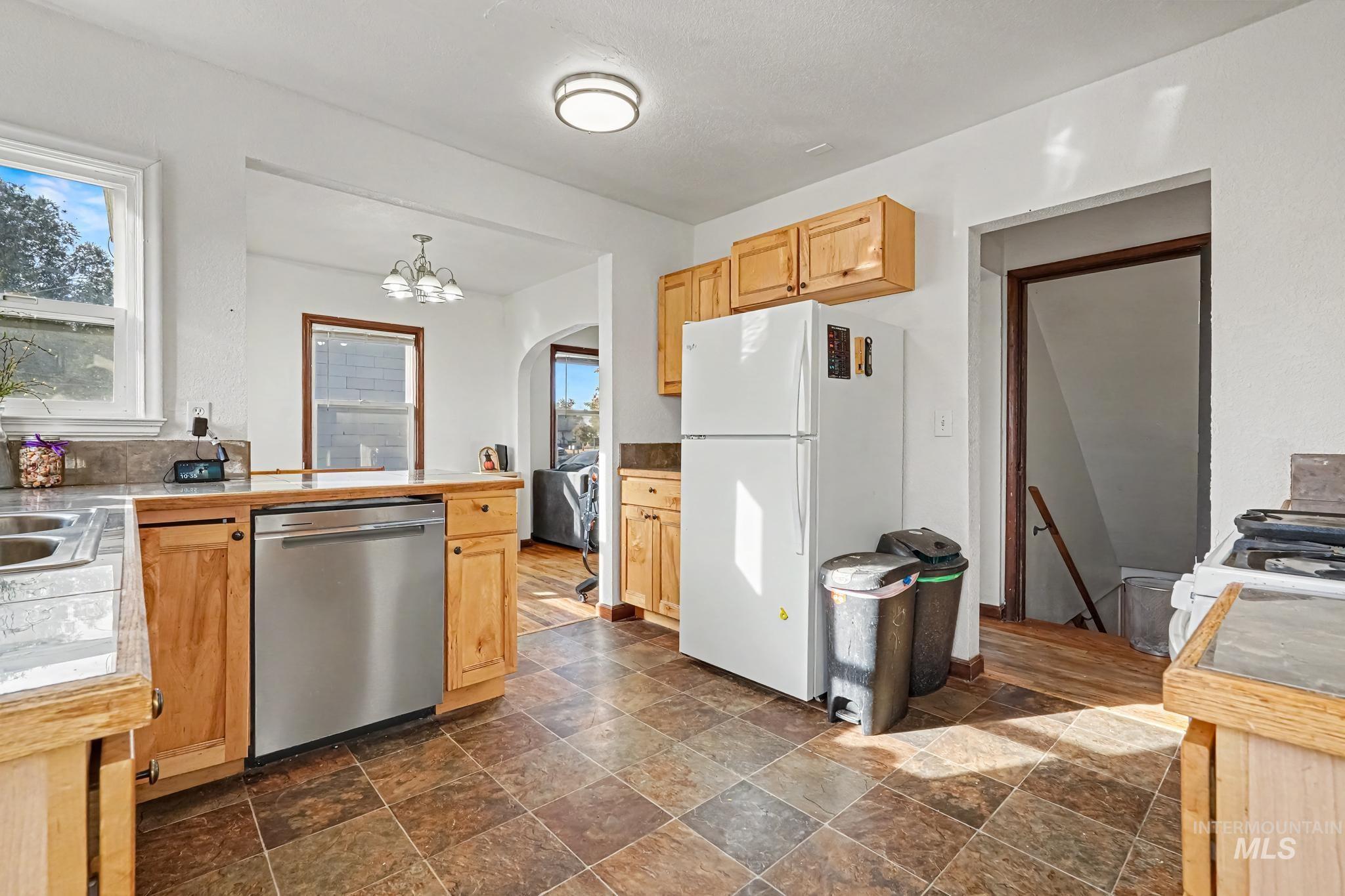 186 NW 4th Street, Ontario, Oregon 97914, 4 Bedrooms, 3.5 Bathrooms, Residential For Sale, Price $349,900, 99004219