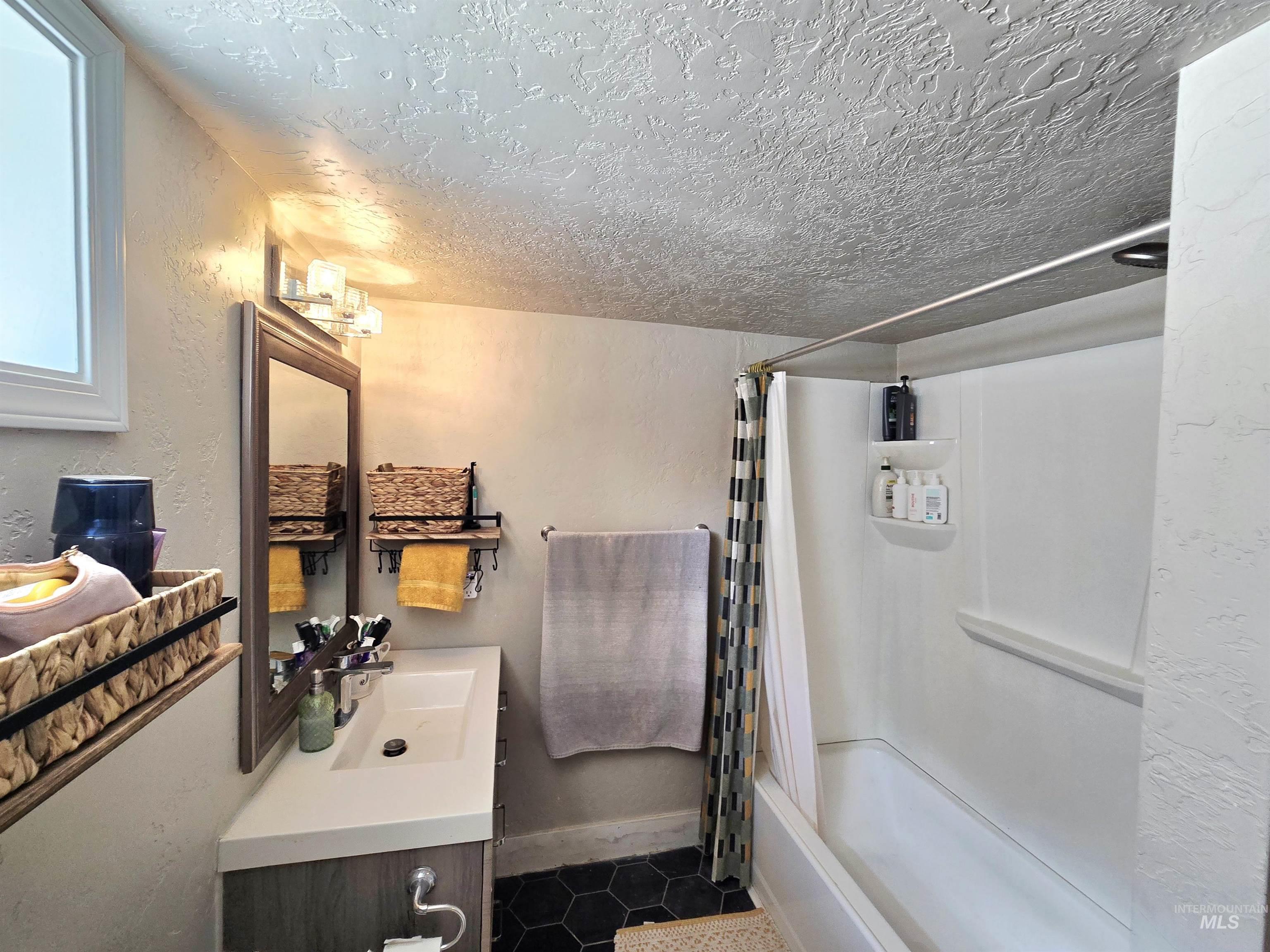 508 E Ash St., Caldwell, Idaho 83605, 3 Bedrooms, 2 Bathrooms, Residential For Sale, Price $370,000, 99004240