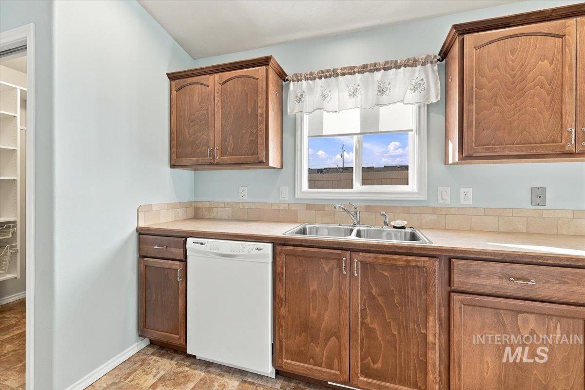 2114 Alder Dr, Caldwell, Idaho 83605, 2 Bedrooms, 2 Bathrooms, Residential For Sale, Price $325,000, 99004250