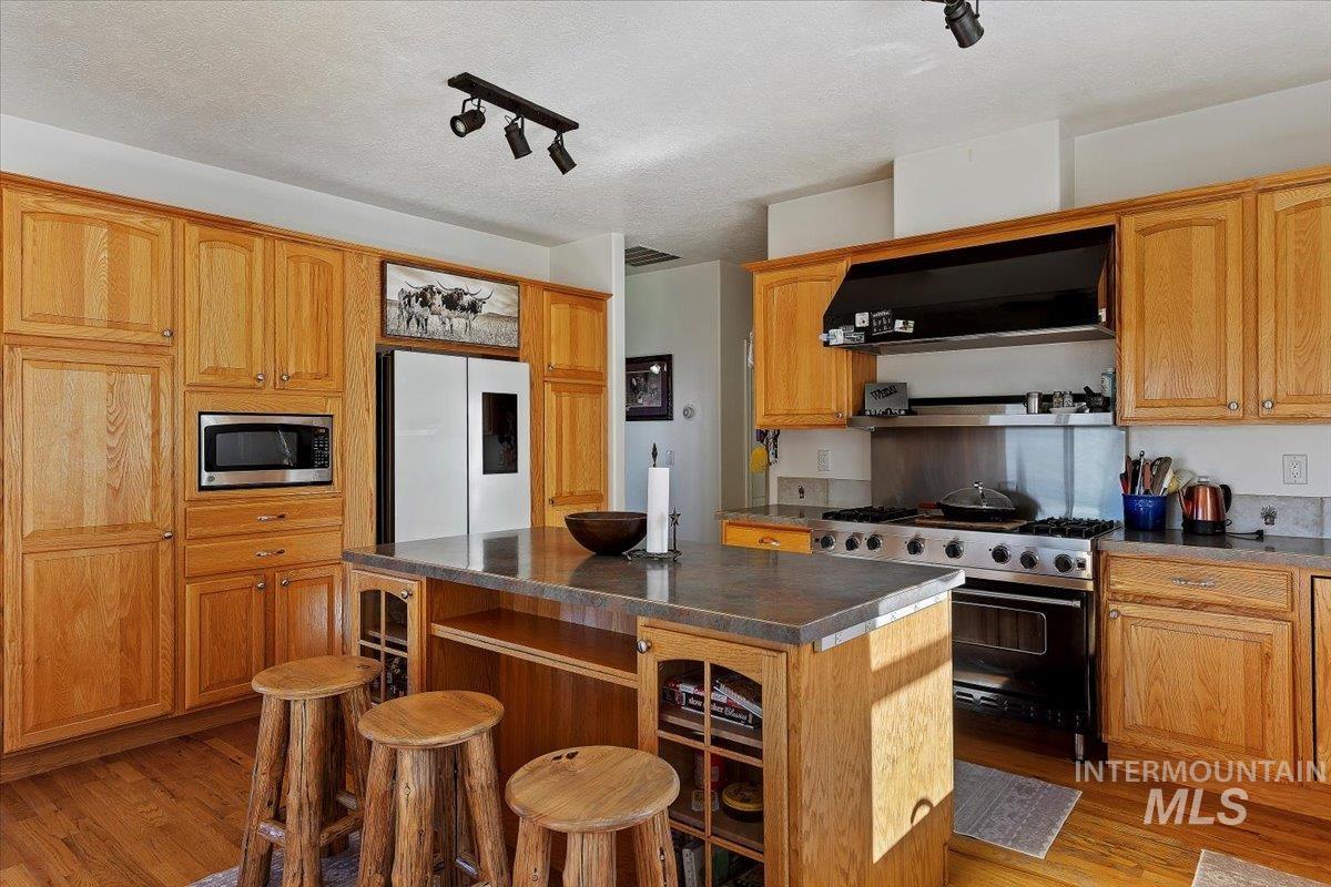 4335 N 1400 E, Buhl, Idaho 83316, 4 Bedrooms, 6 Bathrooms, Residential For Sale, Price $825,000, 99004261