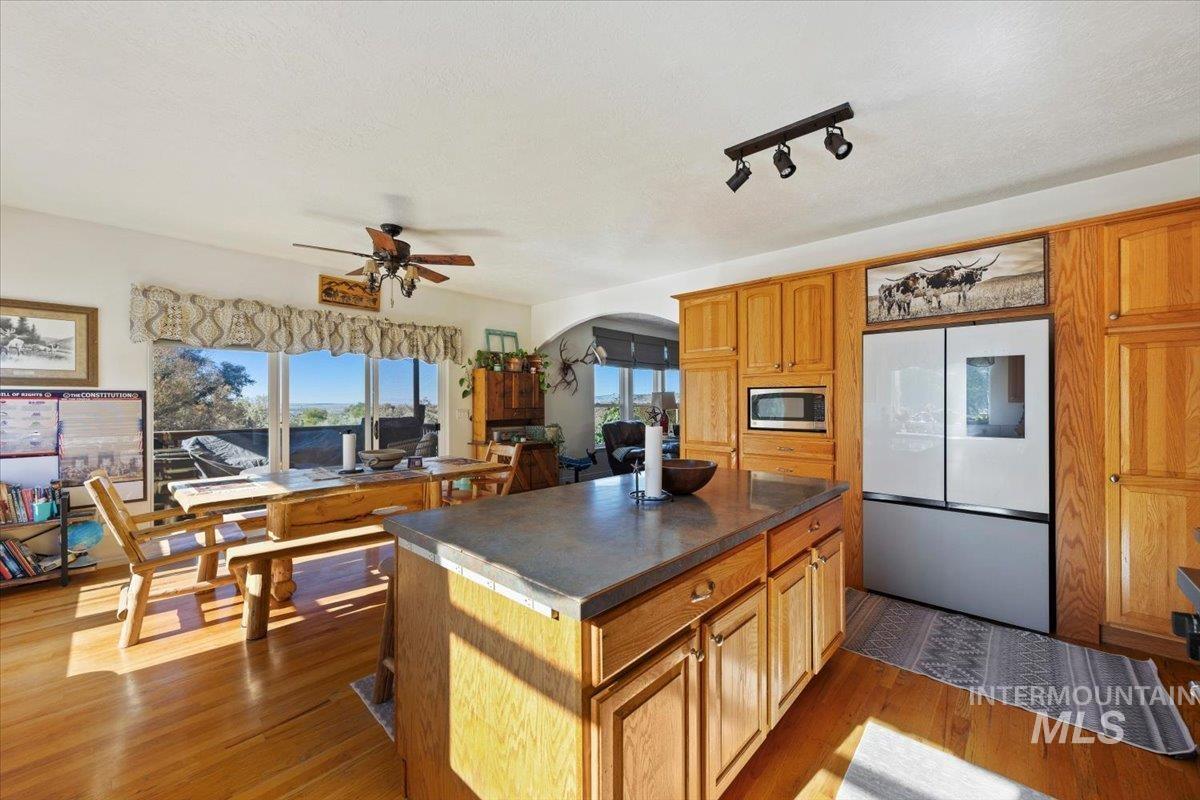 4335 N 1400 E, Buhl, Idaho 83316, 4 Bedrooms, 6 Bathrooms, Residential For Sale, Price $825,000, 99004261