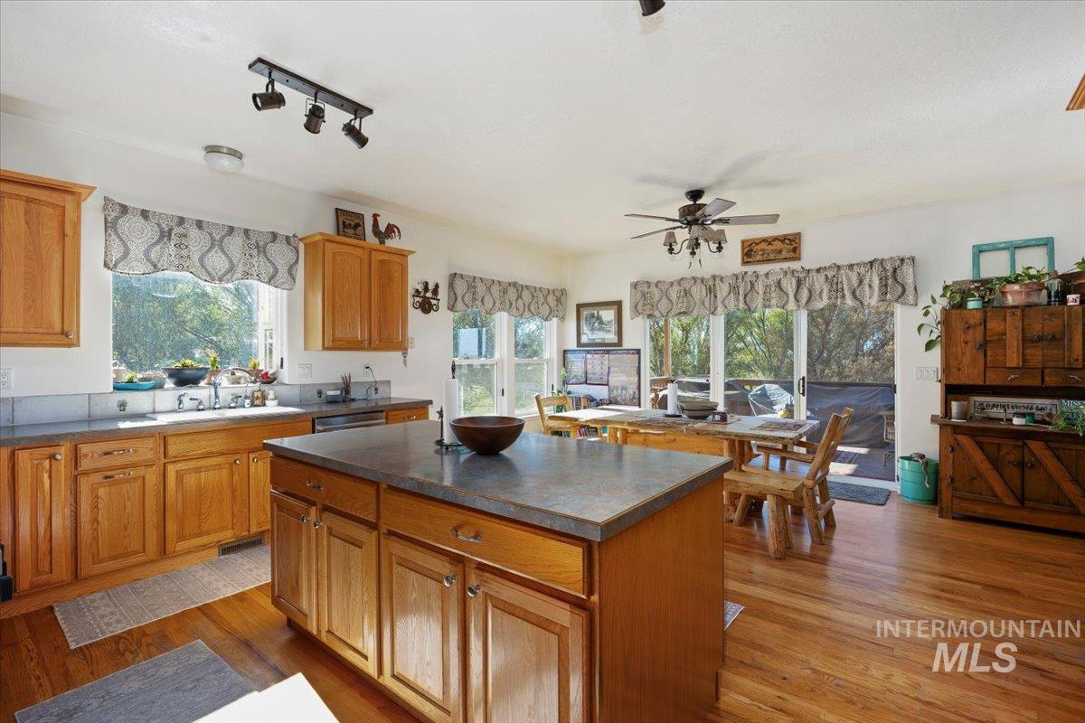 4335 N 1400 E, Buhl, Idaho 83316, 4 Bedrooms, 6 Bathrooms, Residential For Sale, Price $825,000, 99004261