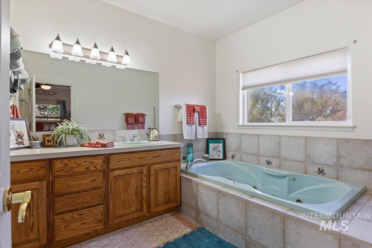 4335 N 1400 E, Buhl, Idaho 83316, 4 Bedrooms, 6 Bathrooms, Residential For Sale, Price $825,000, 99004261