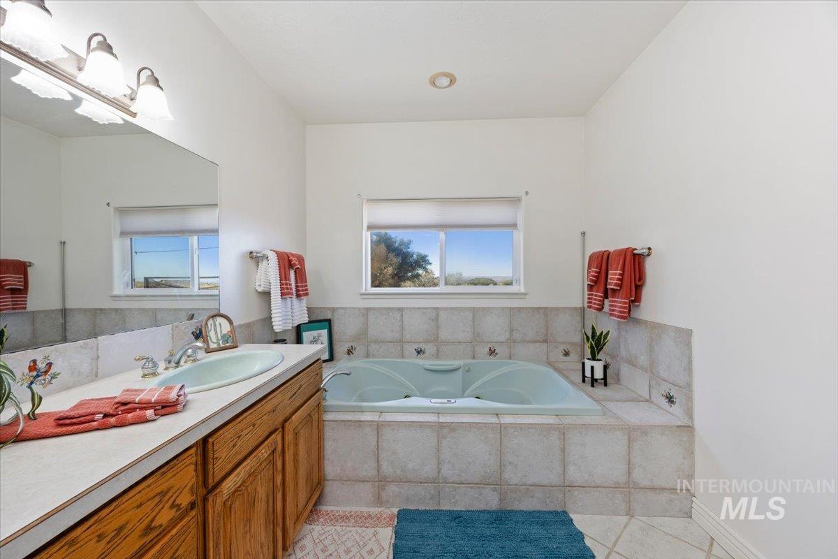 4335 N 1400 E, Buhl, Idaho 83316, 4 Bedrooms, 6 Bathrooms, Residential For Sale, Price $825,000, 99004261