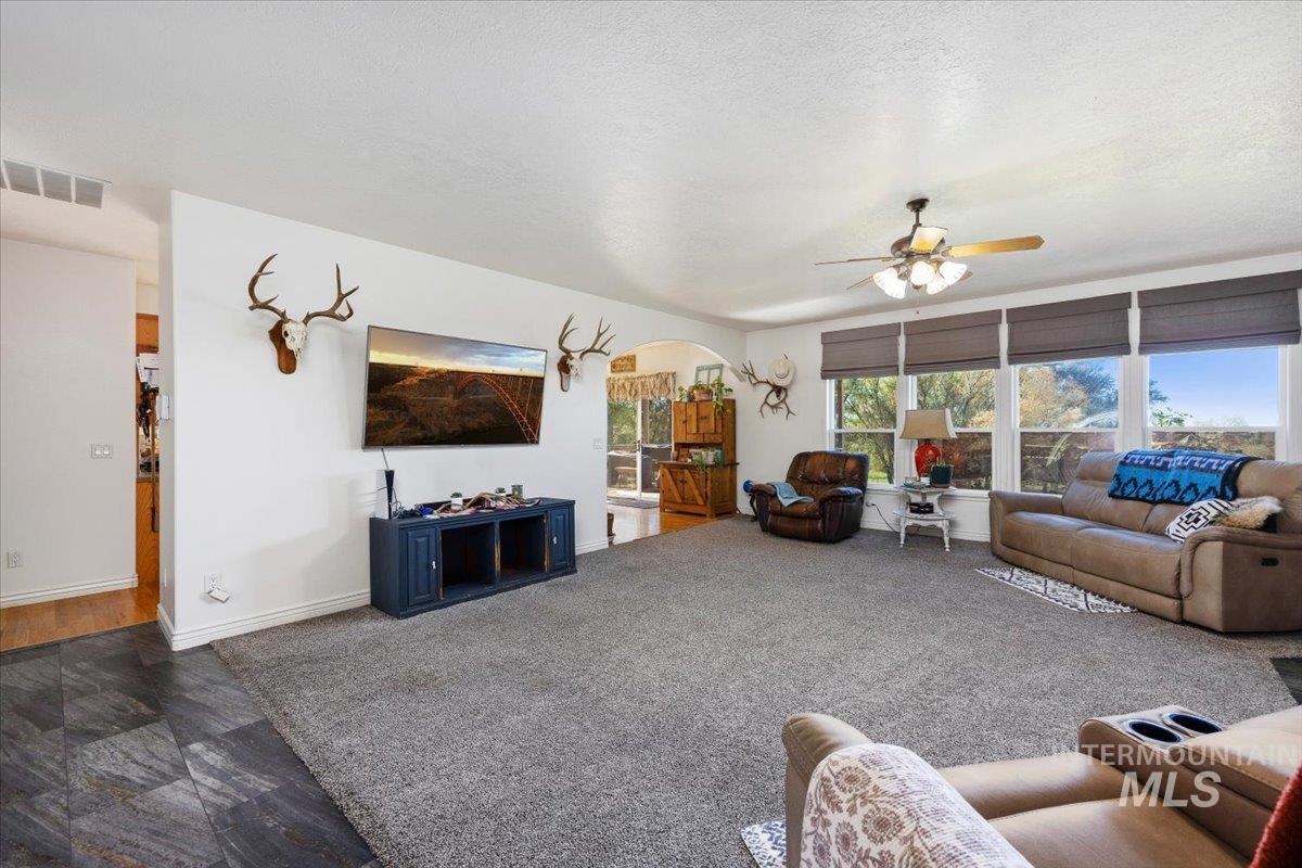 4335 N 1400 E, Buhl, Idaho 83316, 4 Bedrooms, 6 Bathrooms, Residential For Sale, Price $825,000, 99004261