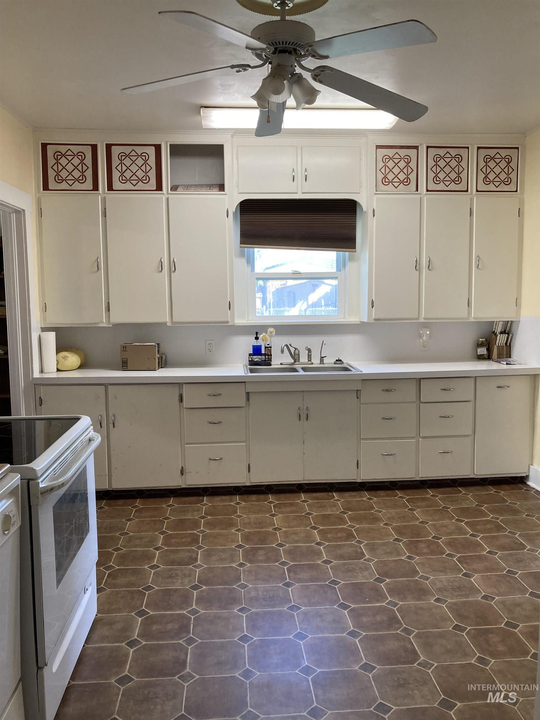 2213 County Rd E., Filer, Idaho 83328, 2 Bedrooms, 1 Bathroom, Residential For Sale, Price $290,000, 99004366