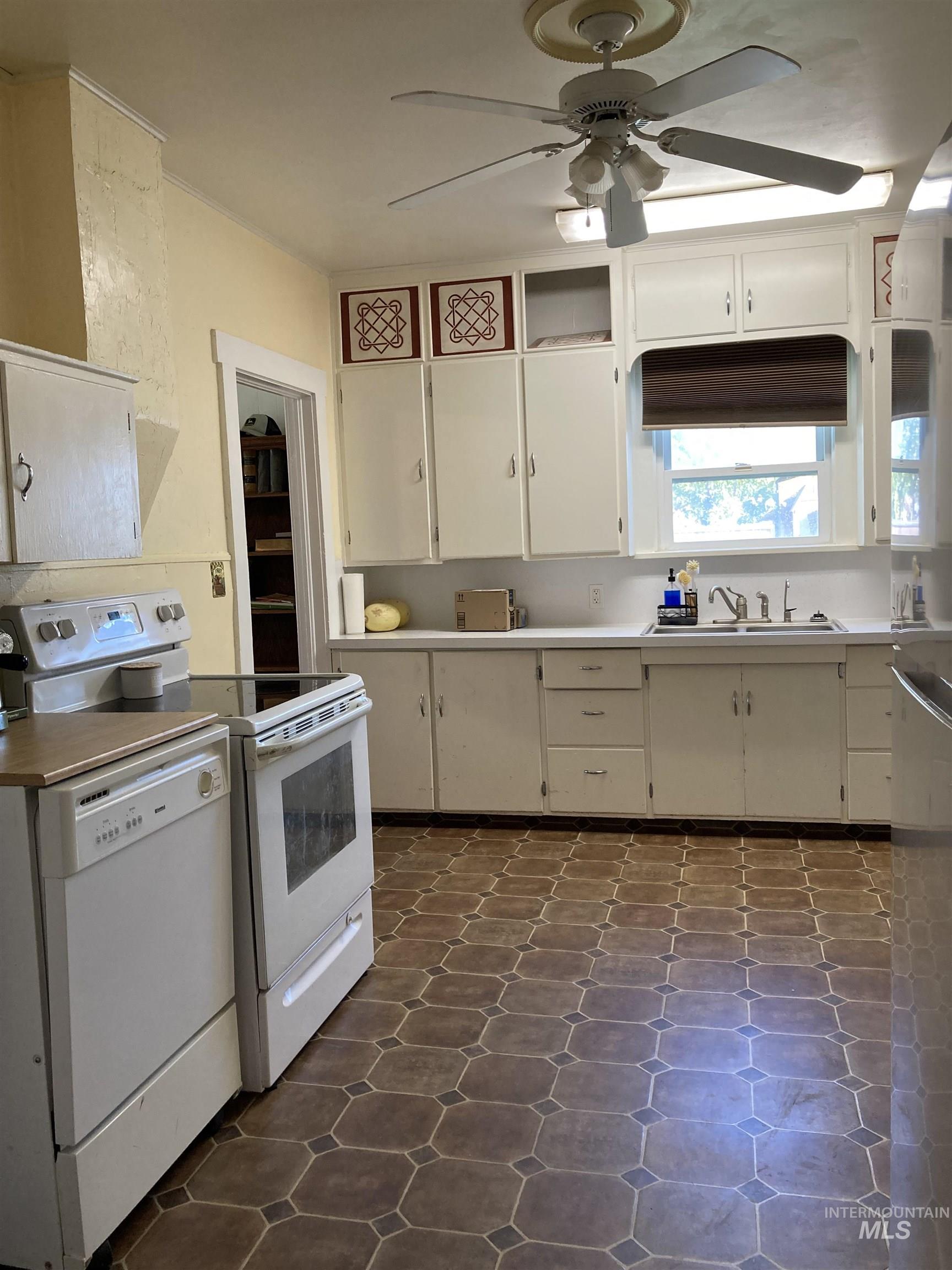 2213 County Rd E., Filer, Idaho 83328, 2 Bedrooms, 1 Bathroom, Residential For Sale, Price $290,000, 99004366