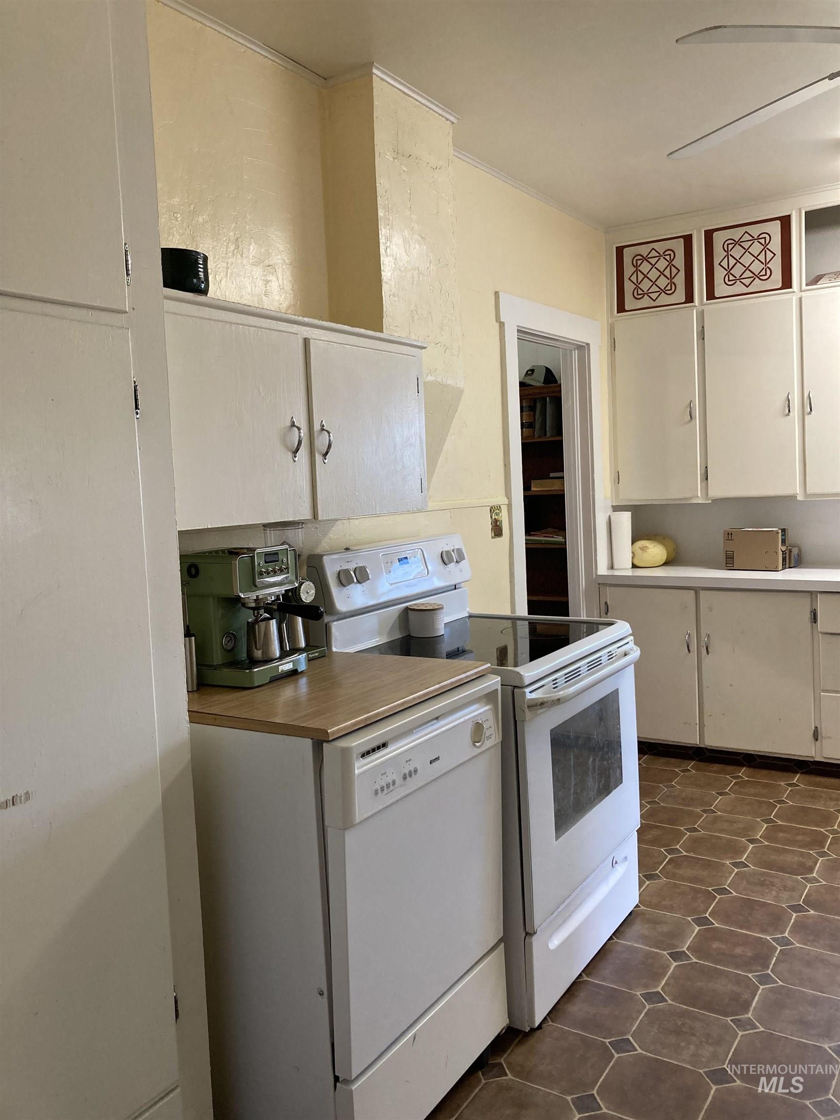 2213 County Rd E., Filer, Idaho 83328, 2 Bedrooms, 1 Bathroom, Residential For Sale, Price $290,000, 99004366