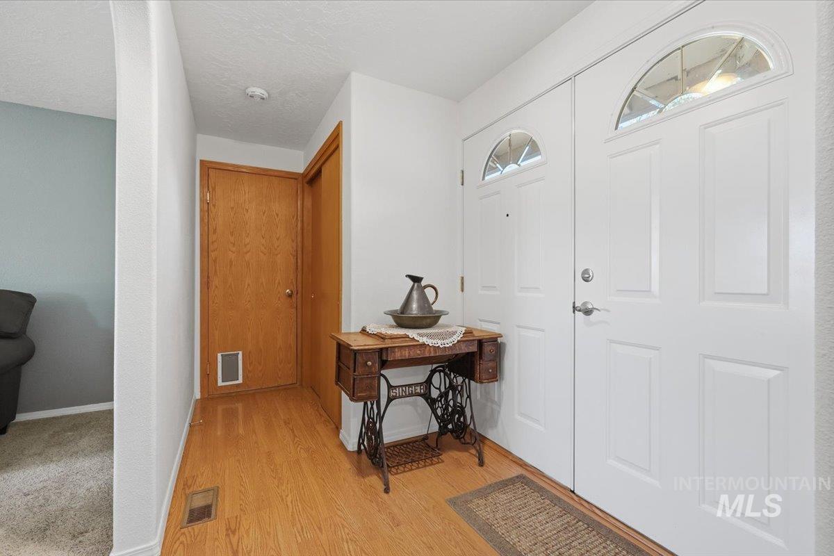555 S Tinker St, Boise, Idaho 83709, 3 Bedrooms, 2 Bathrooms, Residential For Sale, Price $647,000, 99004374