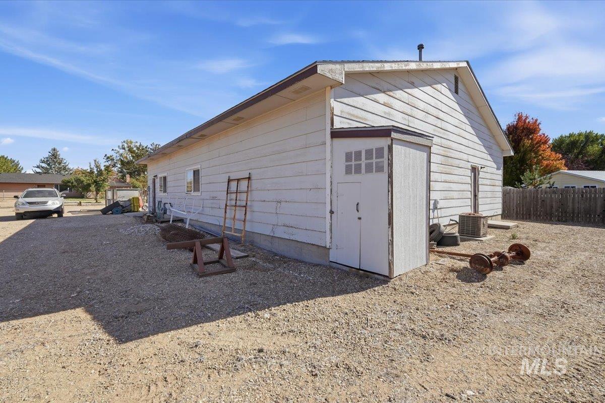 555 S Tinker St, Boise, Idaho 83709, 3 Bedrooms, 2 Bathrooms, Residential For Sale, Price $647,000, 99004374