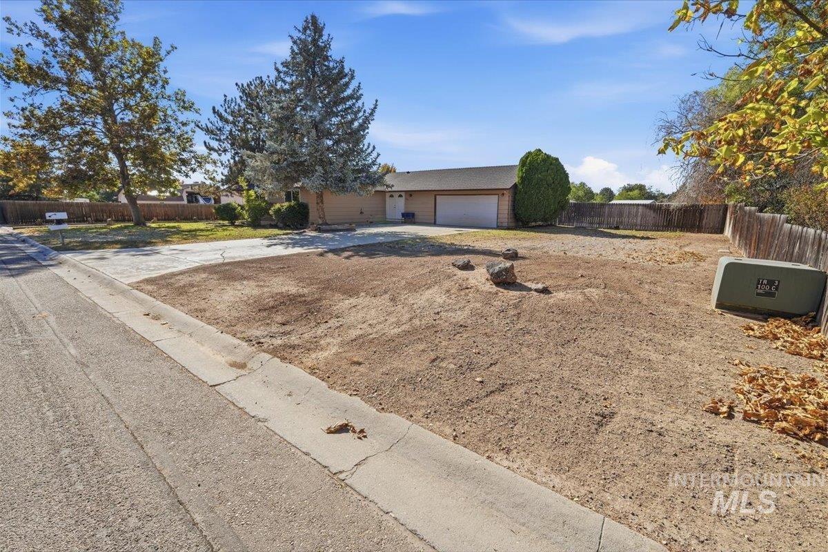 555 S Tinker St, Boise, Idaho 83709, 3 Bedrooms, 2 Bathrooms, Residential For Sale, Price $647,000, 99004374