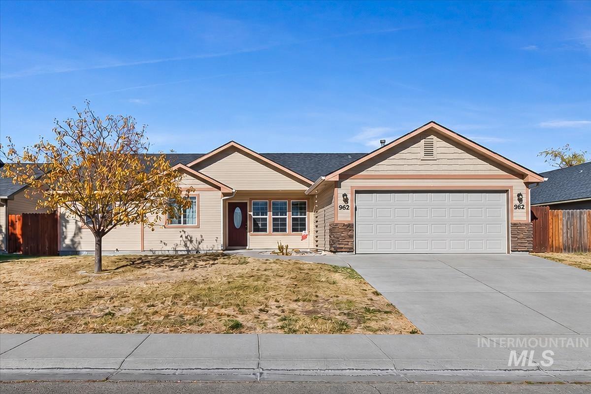 962 W 4th N, Mountain Home, Idaho 83647, 3 Bedrooms, 2 Bathrooms, Residential For Sale, Price $345,000, 99004377
