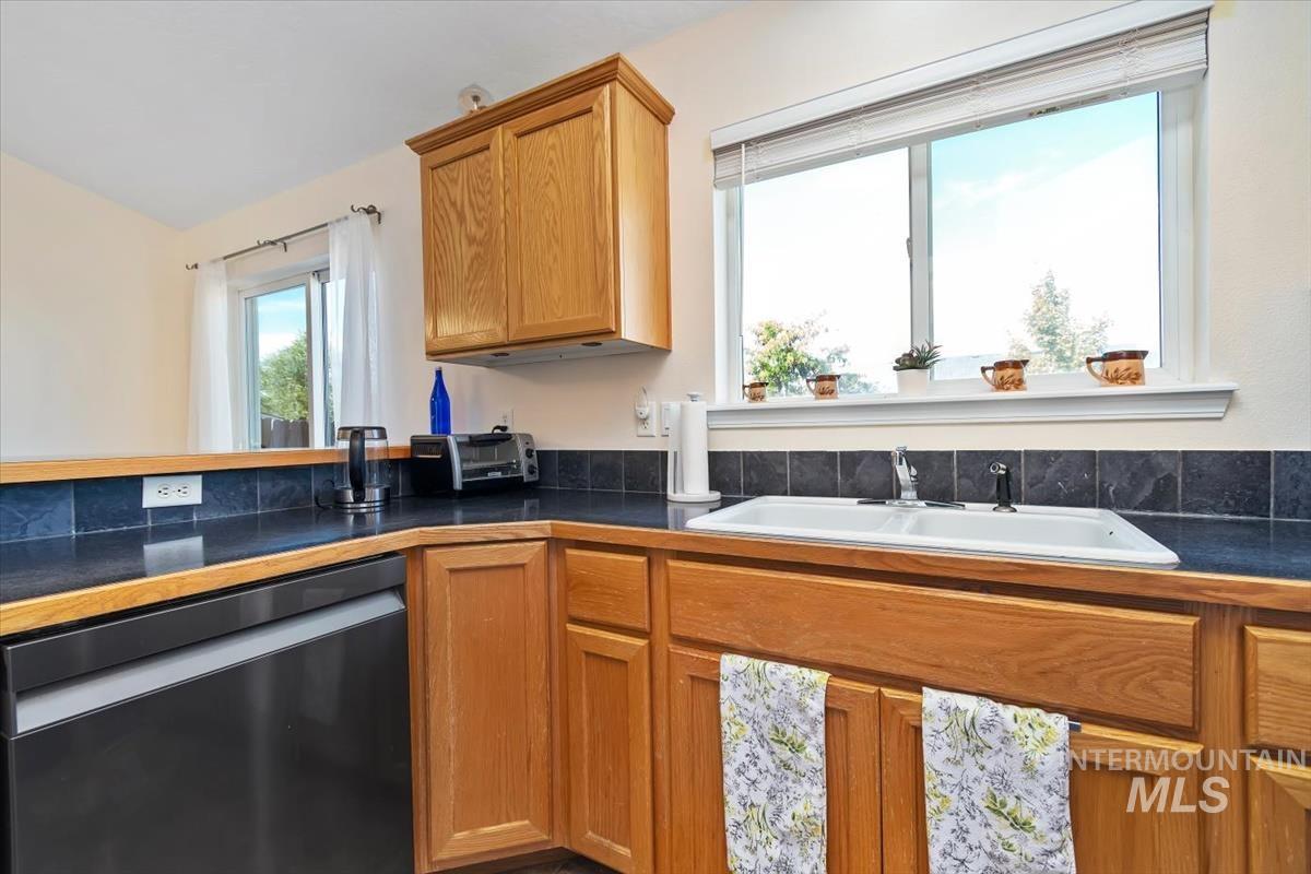 962 W 4th N, Mountain Home, Idaho 83647, 3 Bedrooms, 2 Bathrooms, Residential For Sale, Price $345,000, 99004377