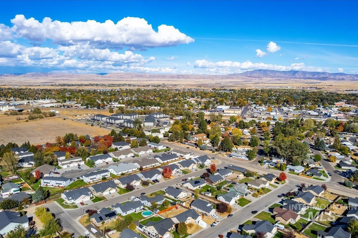 962 W 4th N, Mountain Home, Idaho 83647, 3 Bedrooms, 2 Bathrooms, Residential For Sale, Price $345,000, 99004377
