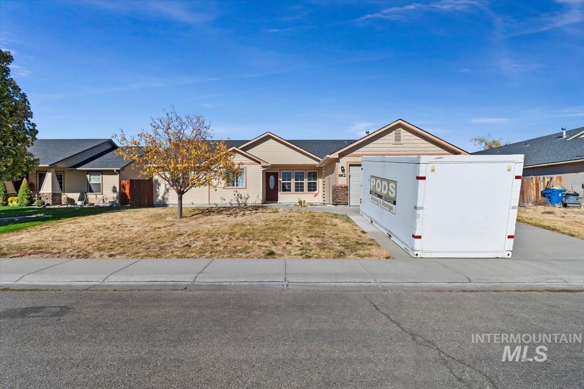 962 W 4th N, Mountain Home, Idaho 83647, 3 Bedrooms, 2 Bathrooms, Residential For Sale, Price $345,000, 99004377