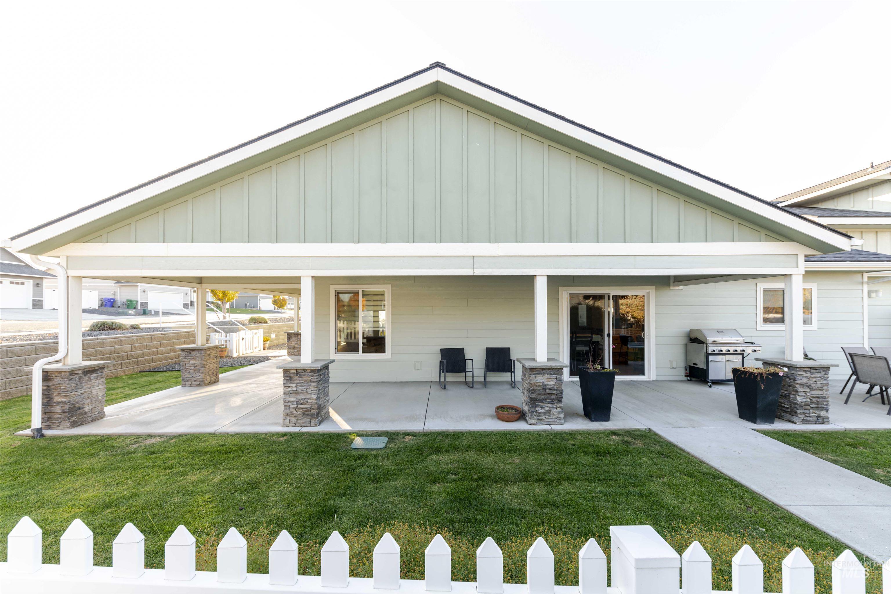 1725 Pioneer Dr., Lewiston, Idaho 83501, 3 Bedrooms, 3 Bathrooms, Residential For Sale, Price $635,000,MLS 99004398