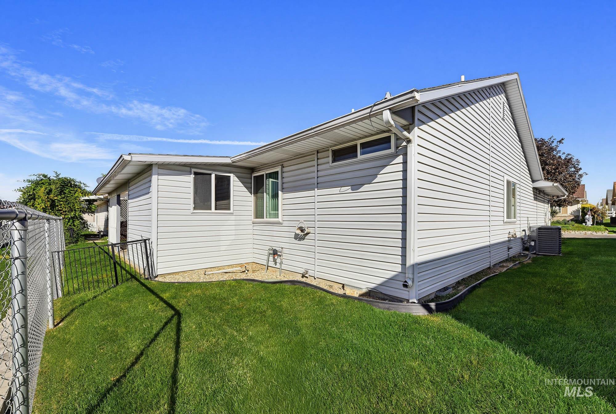 831 S Bristol, Nampa, Idaho 83651, 2 Bedrooms, 2 Bathrooms, Residential For Sale, Price $269,900,MLS 99004407