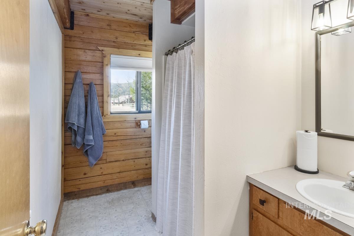 21 Willow Way, Cascade, Idaho 83611, 3 Bedrooms, 2 Bathrooms, Residential For Sale, Price $725,000, 99004428