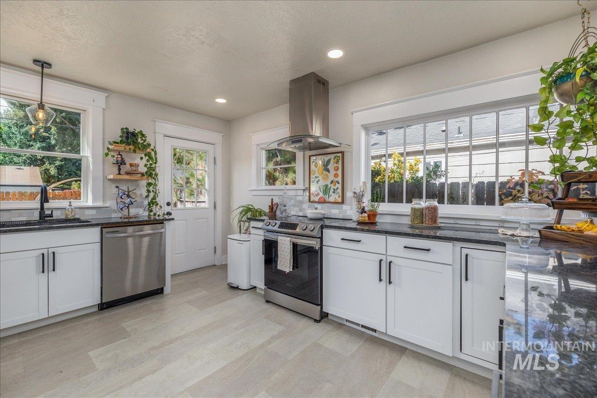 2141 N. 15th St, Boise, Idaho 83702, 3 Bedrooms, 2.5 Bathrooms, Residential For Sale, Price $950,000,MLS 99004440